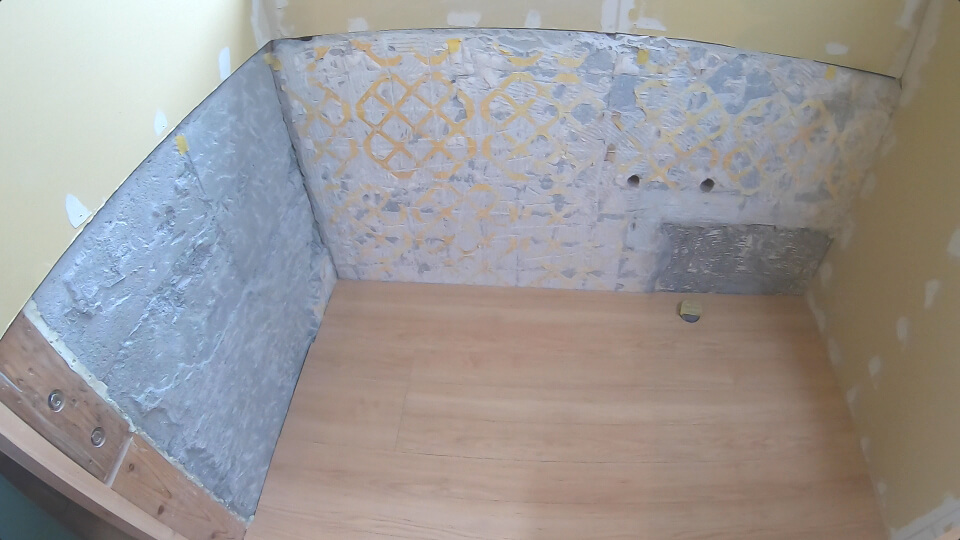 タイル貼りだった浴室の壁は、モルタルで隠しました。