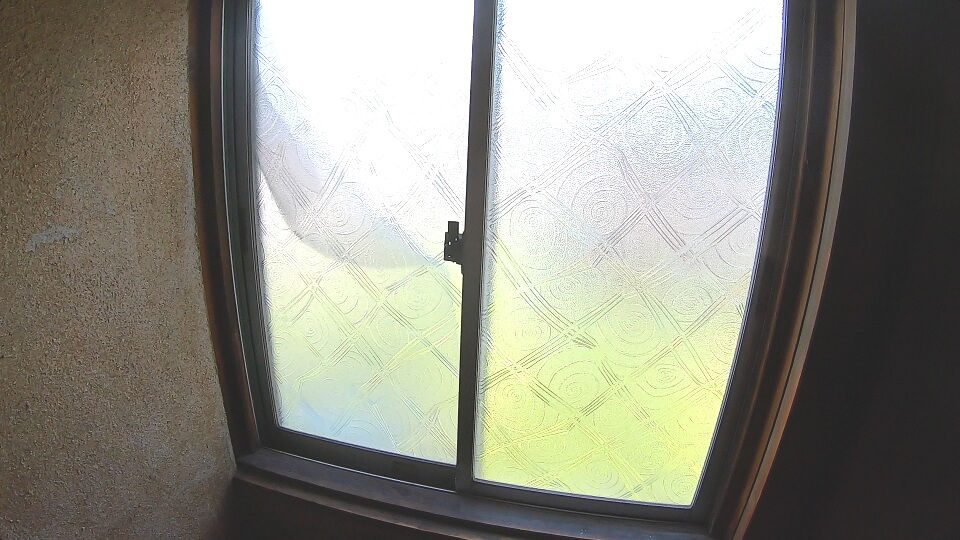 妻が割った窓ガラスをDIY で交換しました
