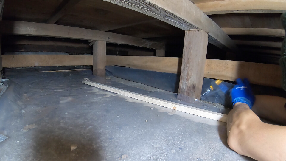 床下に潜り込んで防湿シートを敷きました。【空き家住み込みセルフリノベーション】